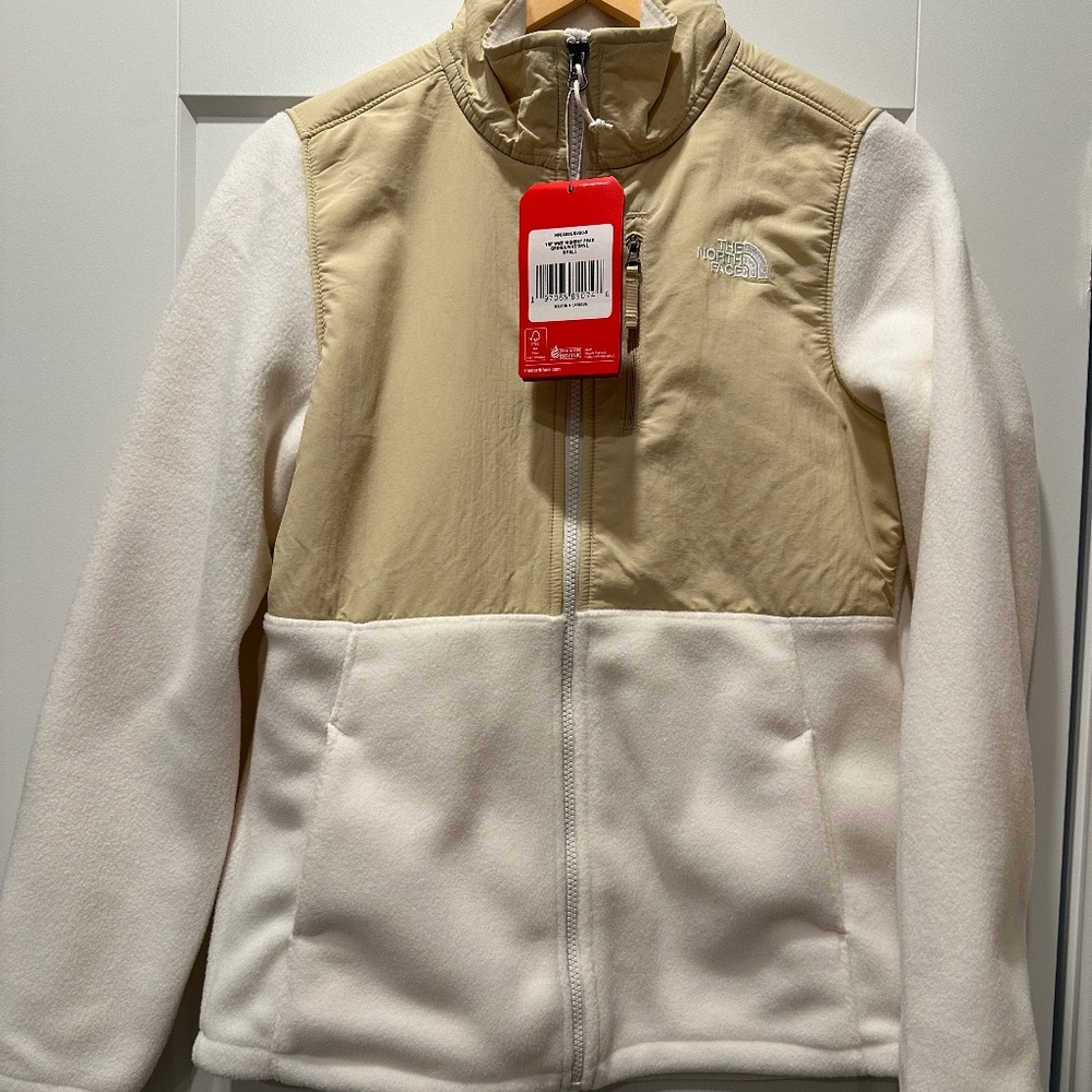 New with tags. Women’s North Face Full-Zip Fleece, Size Small.